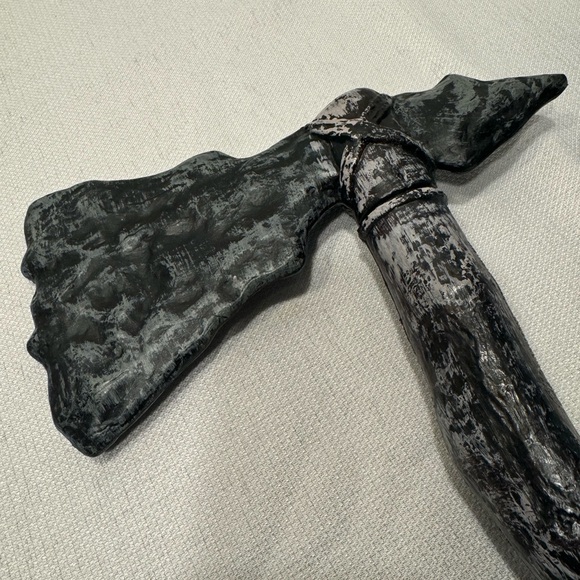 Halloween Plastic Prop Tomahawk from Rubie's Costume Company, 2010 - Picture 4 of 11